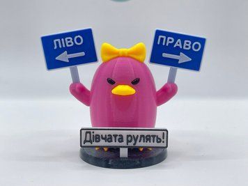 Утка с табличками "Право-Лево" Розовая с бантом с надписью &laquo;ДІВЧАТА РУЛЯТЬ!&raquo; на панель авто Duck-005 фото