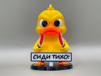 Злая утка с надписью &laquo;Сиди тихо&raquo; с двумя ножами (Версия 2) на панель авто Duck-014 фото