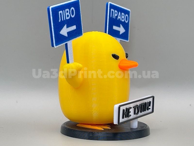 Злая утка с табличками Право&ndash;Лево на подставке с надписью &laquo;Не тупи&raquo; 7,5 см на панель авто Duck-004 фото